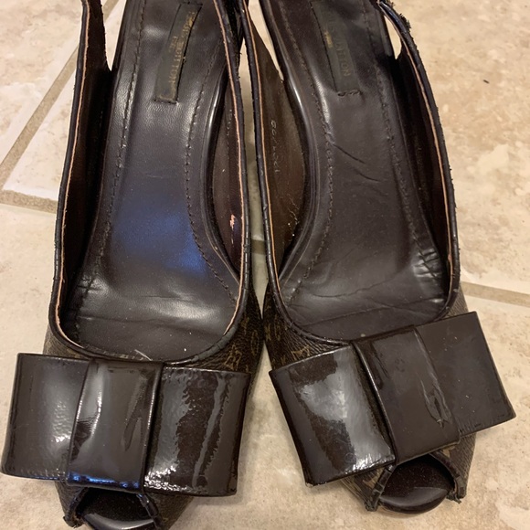 It's Louis Vuitton sandal and comfortable and pretty shoes - Picture 4 of 4